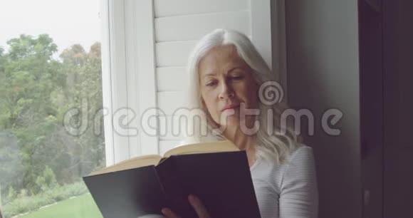 一个老女人独自在家视频的预览图