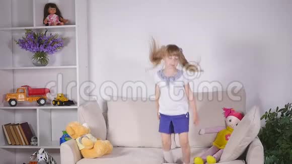 快乐的孩子们跳在床上玩得开心视频的预览图