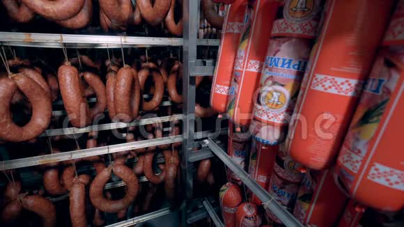 波兰香肠棒和克拉科夫香肠显示在一个储存设施视频的预览图