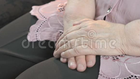 男人握着老女人那双皱巴巴的老手视频的预览图