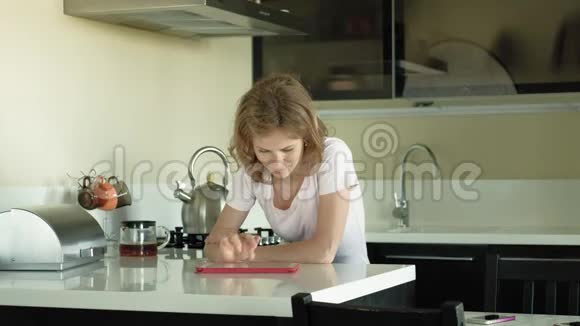 厨房里的女人用平板电脑刚醒过来早餐清晨视频的预览图