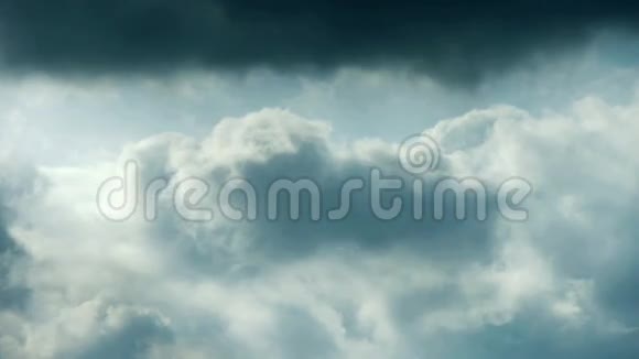 壮观的云层覆盖天空阿尔托丘黄昏视频的预览图