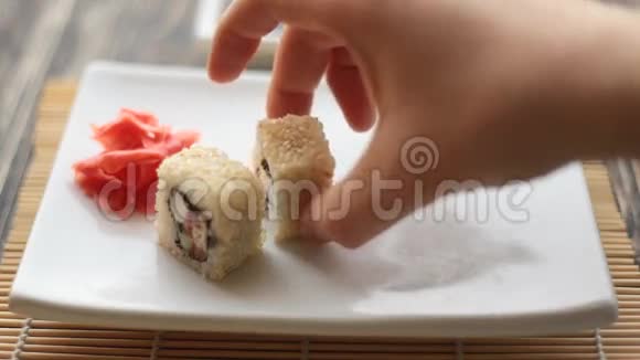 在盘子里放上美味的烤寿司视频的预览图