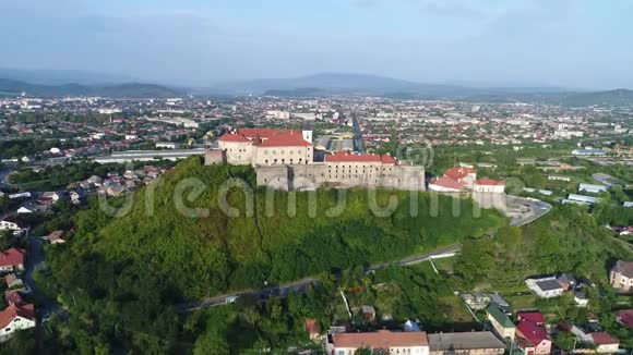 乌克兰PalanokMukachevo城堡的鸟瞰图视频的预览图