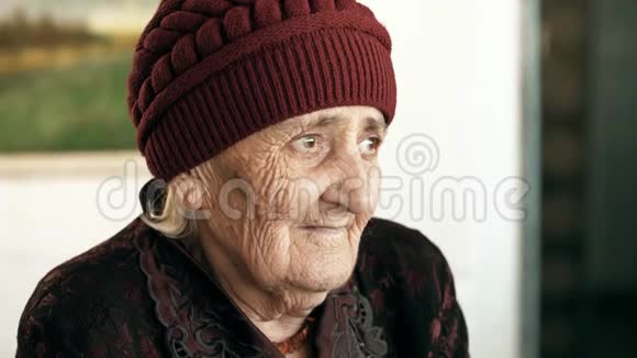 老妇人的肖像视频的预览图
