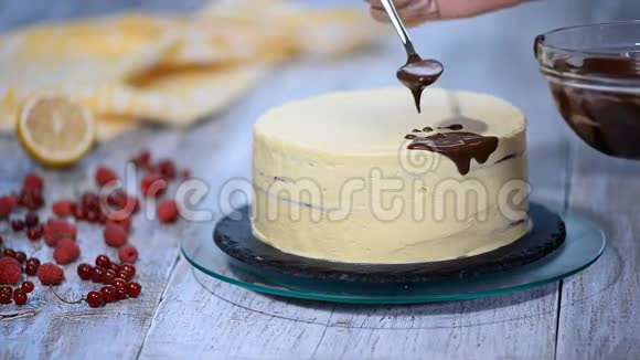 液体巧克力倒在裸露的蛋糕上视频的预览图