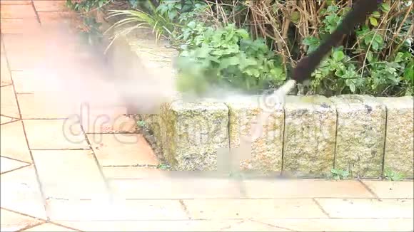 清洗花园里的石头压力垫圈弹簧电动视频的预览图