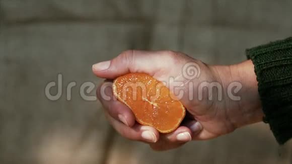 手捏橘子慢动作视频的预览图