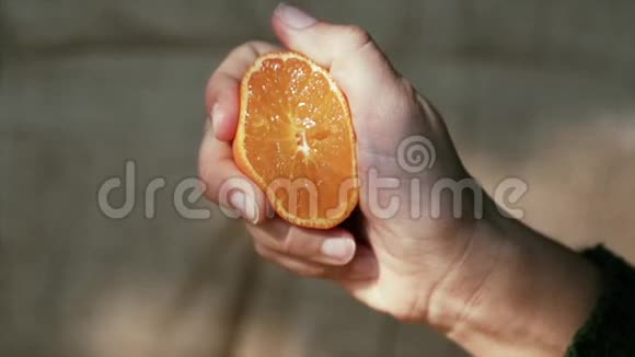 手捏橘子慢动作视频的预览图