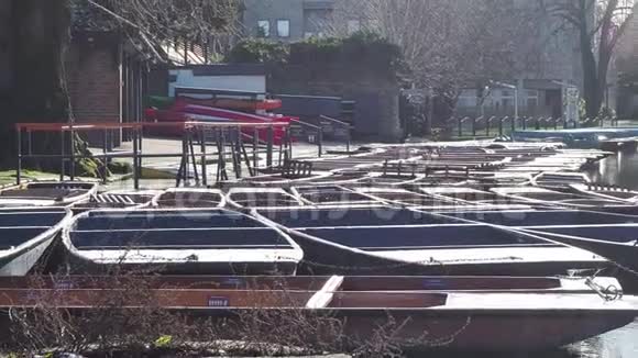 英国剑桥在剑桥大学各学院参观的冬季空木船视频的预览图