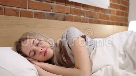 晚睡在床上的年轻女子视频的预览图