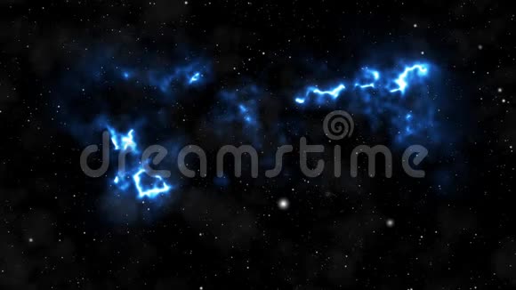 空间背景照相机正飞过蓝色和洋红色的星云星星到处都是一段录像视频的预览图