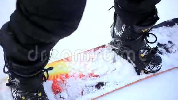 滑雪者骑在滑雪板上视频的预览图