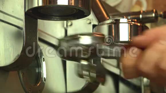 咖啡机和咖啡师视频的预览图