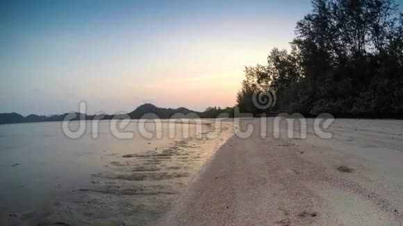 热带岛屿的日落不错视频的预览图