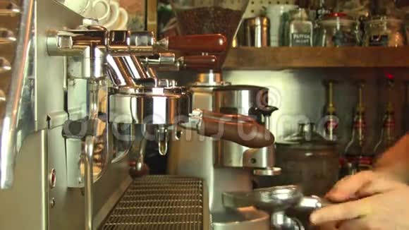 咖啡机和咖啡师视频的预览图