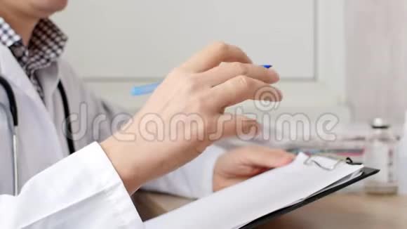 医生通过手势为病人解释一些事情视频的预览图