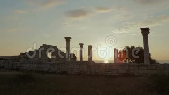 古希腊的罗勒卡和大理石柱在日落的背景下视频的预览图