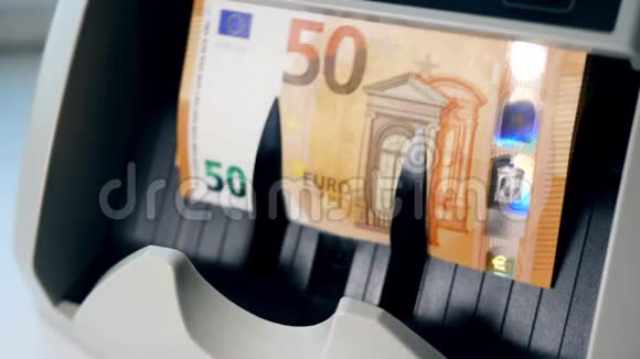 设备正在计算欧元钞票视频的预览图