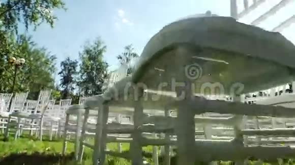 结婚通道装饰白色结婚椅室外视频的预览图
