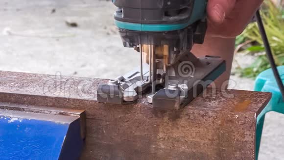 切割金属工件视频的预览图