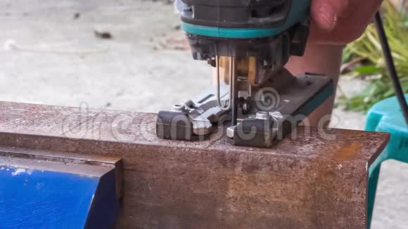 切割金属工件视频的预览图