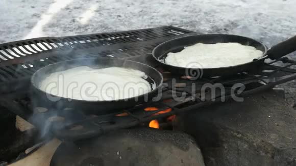 篝火煎锅上的俄罗斯煎饼视频的预览图