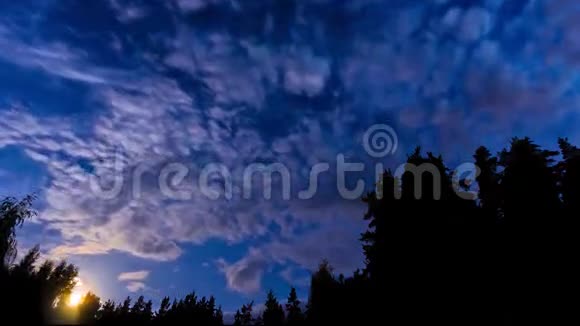夜空星和云的全景视频的预览图
