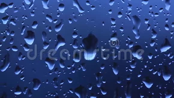 冬雨时窗户上滴着水滴视频的预览图