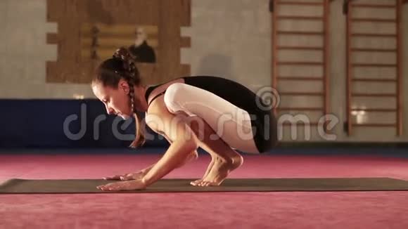 年轻灵活的女性瑜伽鹤姿视频的预览图