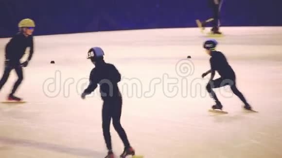 俄罗斯新西伯利亚2015年1月18日很多人在大型室内溜冰场滑冰1920x1080视频的预览图