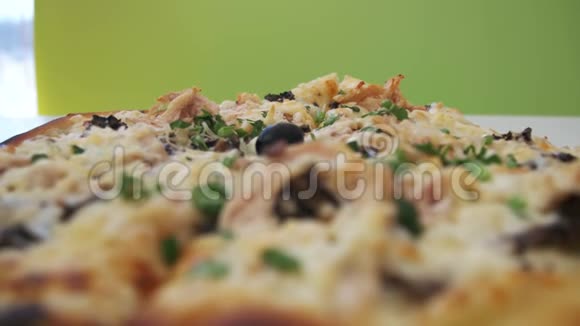 在咖啡厅的白色木桌上吃披萨多利射击视频的预览图