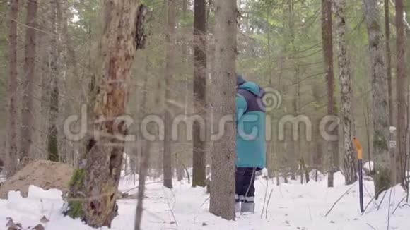 森林里的两个生态学家视频的预览图