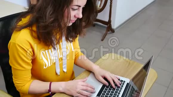 年轻女子在电脑上工作视频的预览图