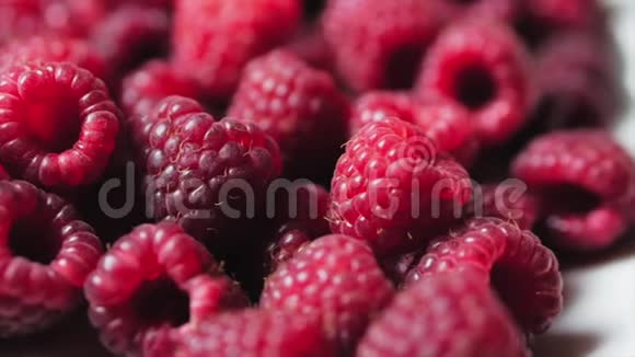 关闭旋转循环浆果新鲜多汁的覆盆子背景成熟大红色覆盆子果实新鲜树莓视频的预览图