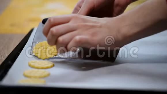 家烤饼干的过程视频的预览图