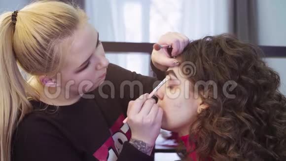 化妆师用眼影视频的预览图