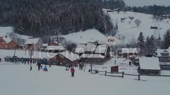 全景滑雪胜地村民视频的预览图