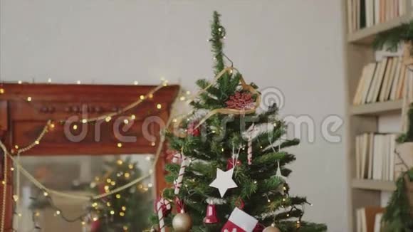 圣诞树装饰的特写镜头视频的预览图