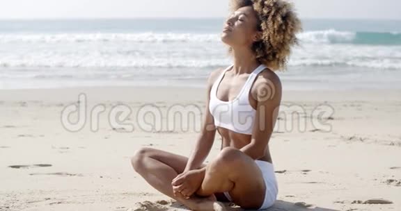 女子在莲座沙滩上沉思视频的预览图