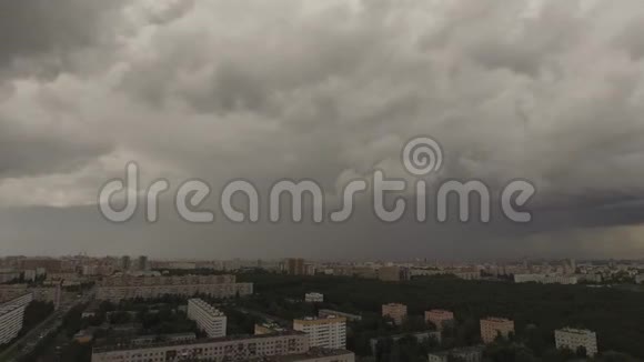 空中勘测雷雨逼近城市恶劣的前沿带来恶劣的天气视频的预览图