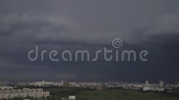 空中勘测雷雨逼近城市恶劣的前沿带来恶劣的天气视频的预览图