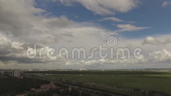 空中勘测雷雨逼近城市恶劣的前沿带来恶劣的天气视频的预览图