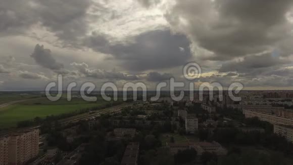 空中勘测雷雨逼近城市恶劣的前沿带来恶劣的天气视频的预览图