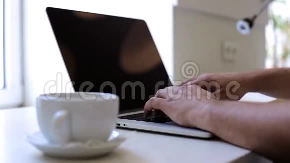 在办公室里拿着笔记本电脑的人在喝咖啡视频的预览图