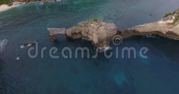 NusaPenida岛悬崖的空中射击视频的预览图