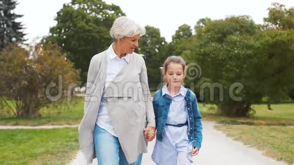 祖母和孙女在公园散步视频的预览图
