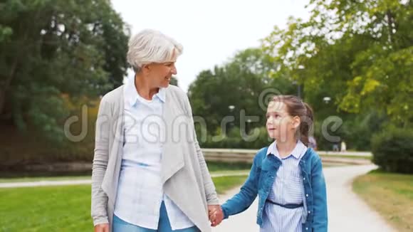 祖母和孙女在公园散步视频的预览图