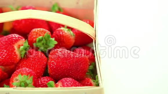 白色背景的红色美味草莓篮视频的预览图