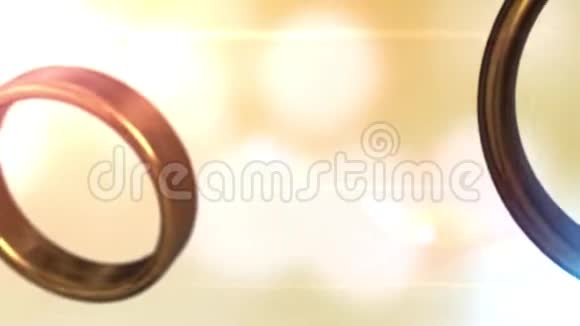 两个金色结婚戒指与美丽的黄色背景融合在一起视频的预览图